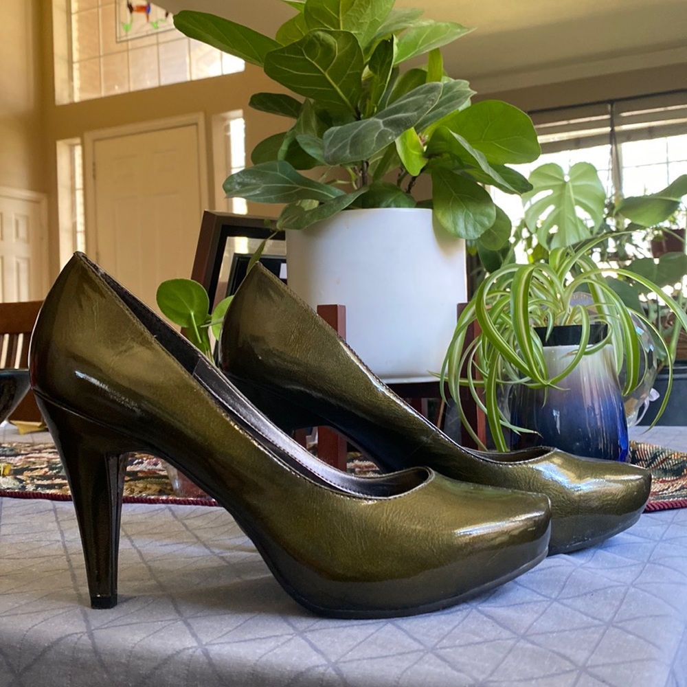 Me Too Women’s High Heels, Charcoal Grey, Pumps with 4” Heels. Size 9M